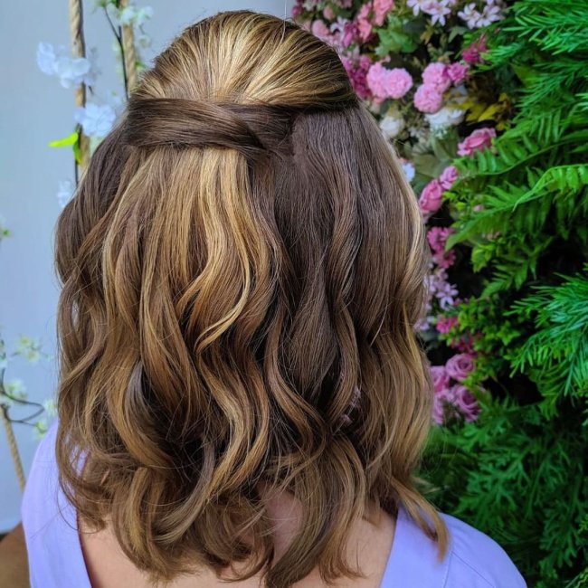 Inspiração de penteado meio preso para cabelo curto