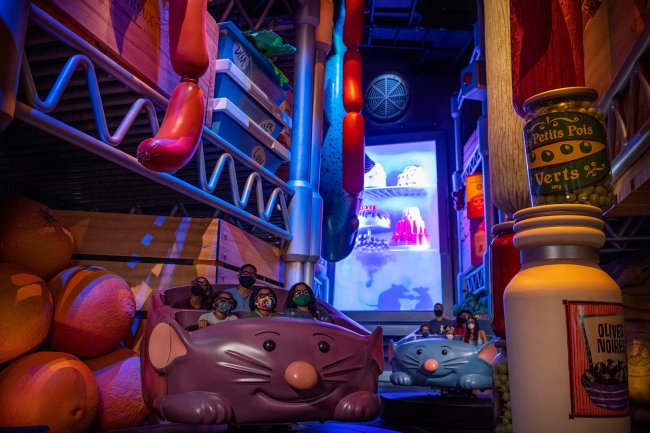 Disney mostra decoração do aniversário de 50 anos do Walt Disney World Imagem da atração Remy's Ratatouille Adventure na Disney. É uma montanha-russa familiar em formato de rato em que o visitante desbrava as aventuras inspiradas no filme Ratatouille