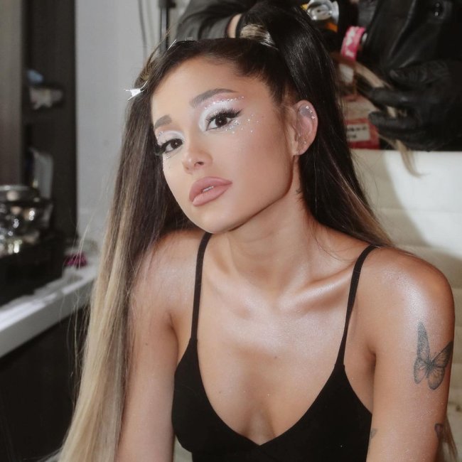 Strass e esfumado branco Ariana Grande Ariana Grande com olho esfumado branco e strass