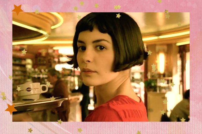 amelie_thumb1 Amélie Poulain, interpretada por Audreu Tautou, aparece de cabelos curtos e camiseta vermelha. A personagem está no café em que trabalha e olha para o lado