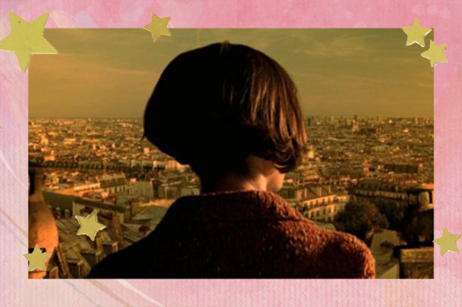 amelie_thumb4 Amélie aparece de costas, usando um casaco marrom, e observando a vista de Paris da Basílica de Sacré Cœur