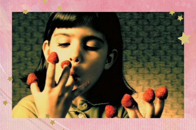 amelie_thumb6 Amélie aparece criança, comendo frutas vermelhas que colocou em seus dedos