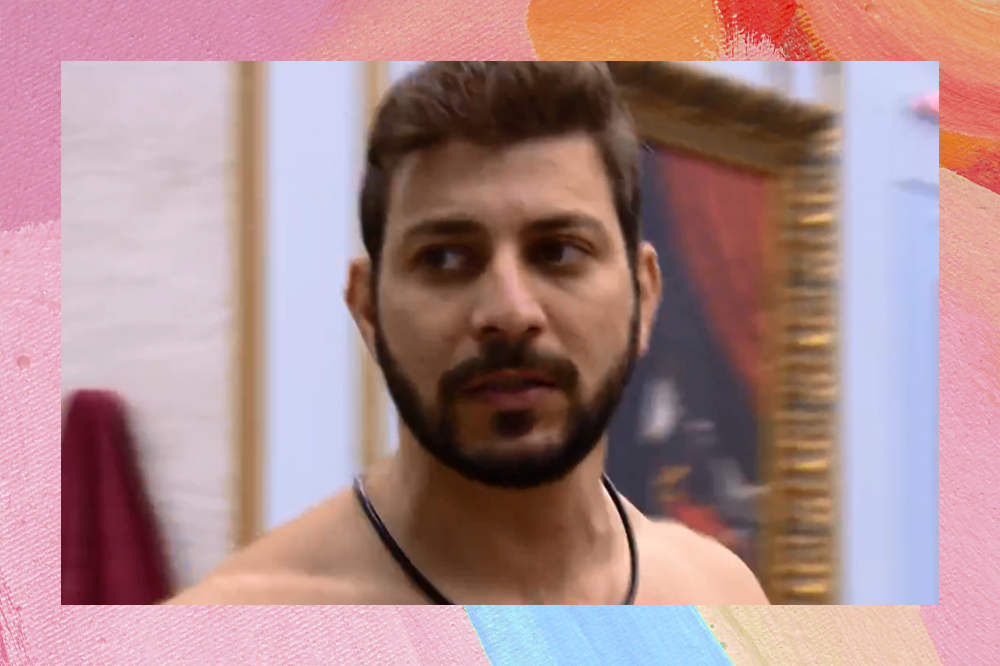 Caio andando pelo quarto do Líder no BBB21