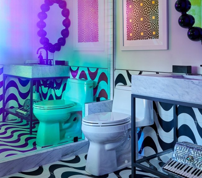 miley7 Banheiro da casa de Miley Cyrus. O ambiente tem azulejos em preto e branco e filme opaco do box do chuveiro./