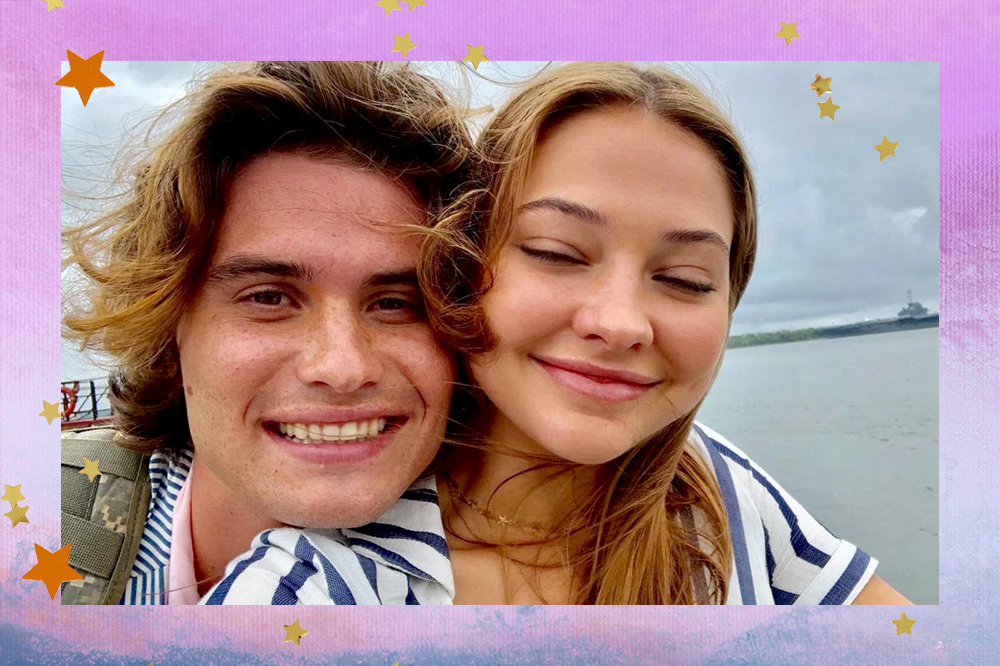 Chase Stokes e Madelyn Cline. Chase está sorrindo com o queixo apoiando no ombro de Madelyn, que está com os olhos fechados