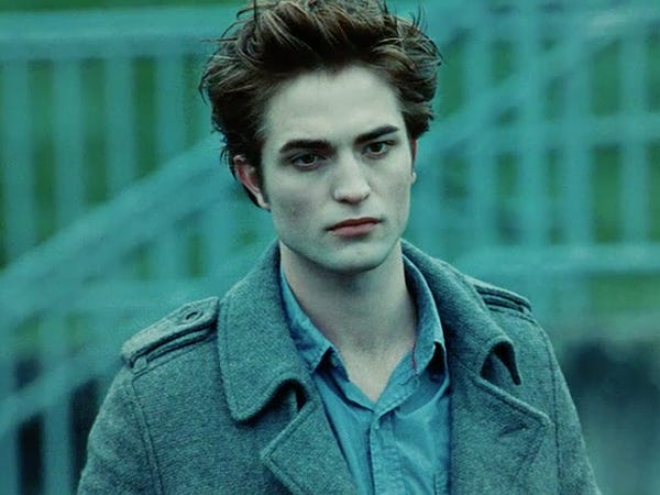 Robert Pattinson em "Crepúsculo" como Edward Cullen olhando sério