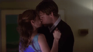Dia do Beijo: Descubra como cada um dos signos do zodíaco beija Os personagens Pam e Jim, da série The Office, dando seu primeiro beijo fofo em um estacionamento