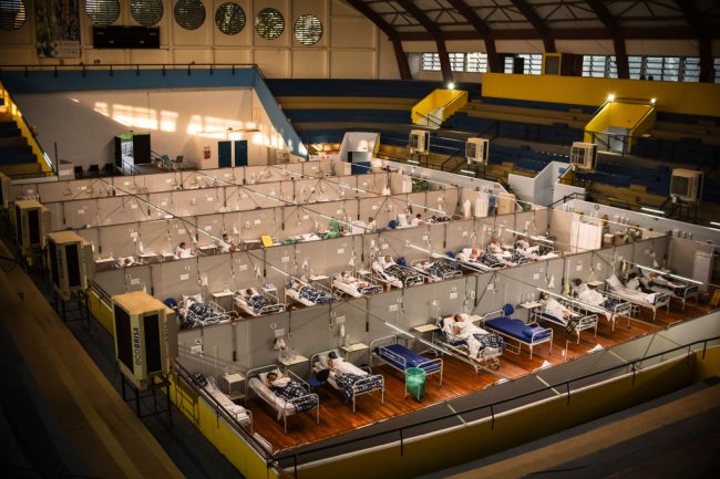 3ª onda da Covid no Brasil deve ser agravada por vacinação lenta e descaso Leitos de UTI instalados em um hospital de campanha construído em um ginásio. Todas as camas estão lotadas