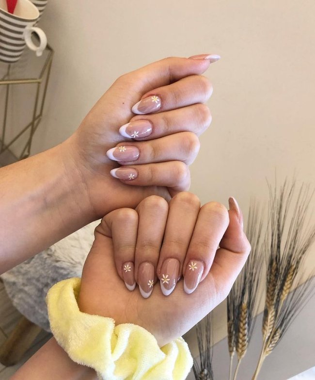 Nail art com florzinha e francesinha Nail art com francesinha branca e florzinha