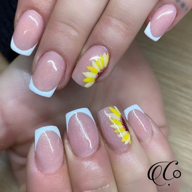 Nail art com francesinha branca e flor