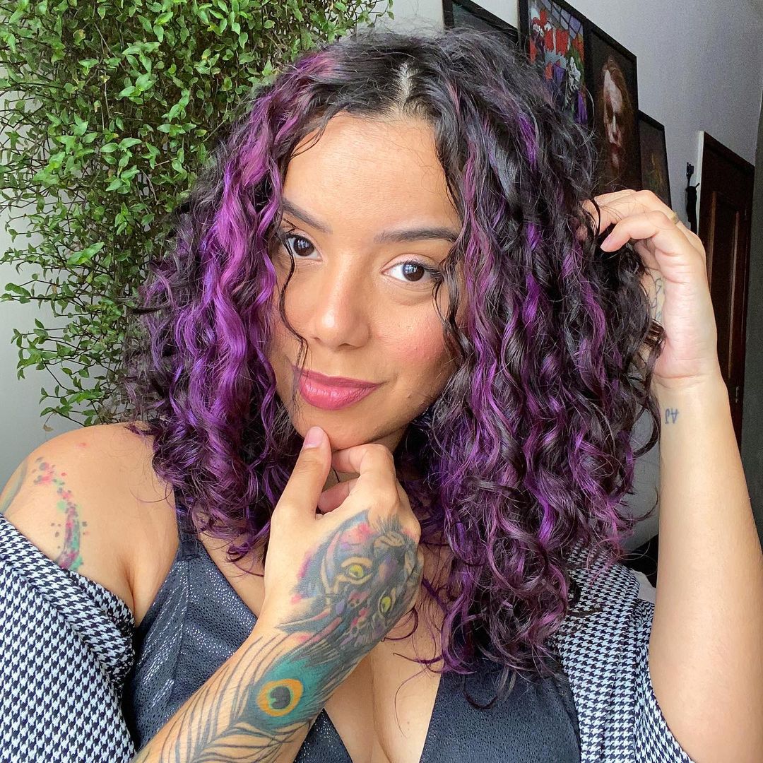 cabelo-colorido-roxo-ondulado Inspiração cabelo colorido ondulado mecha frontal