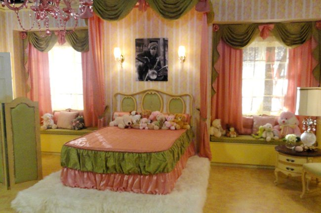 8 invenções que você fez no quarto, mas se arrependeu totalmente depois Quarto teen nas cores rosa e verde, com a cama cheia de bichinhos de pelúcia