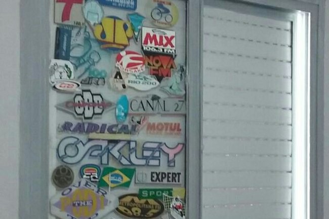 8 invenções que você fez no quarto, mas se arrependeu totalmente depois Típica janeira branca brasileira com o vidro cheio de adesivos