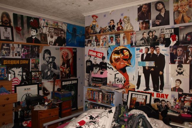 8 invenções que você fez no quarto, mas se arrependeu totalmente depois Quarto teen dos anos 9 com as paredes todas repletas de pôsteres