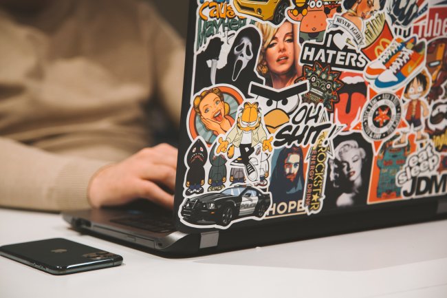 8 invenções que você fez no quarto, mas se arrependeu totalmente depois Notebook preto todinho customizado com adesivos