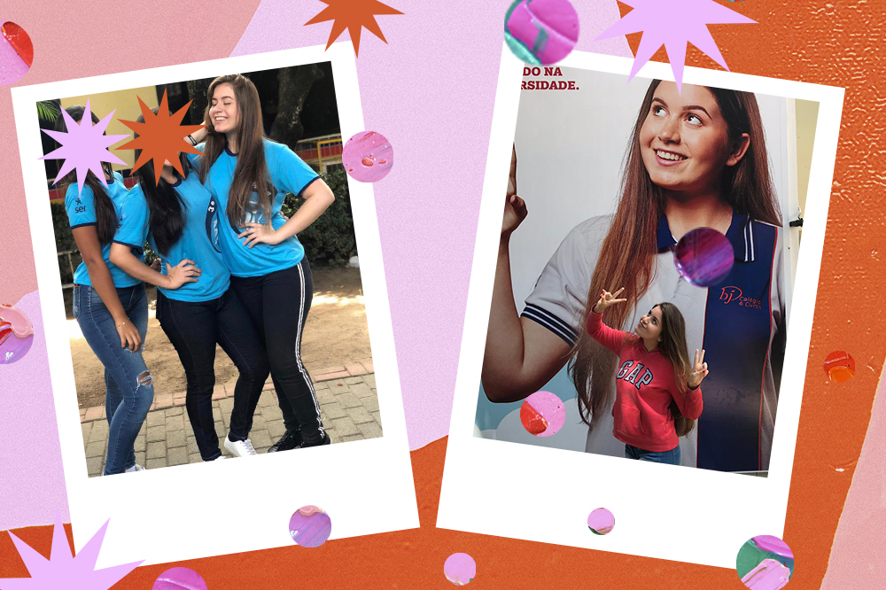 sofia-santino-uniforme-escolar Montagem com duas fotos da Sofia Santino usando uniforme escolar. À esquerda, ela está com duas amigas, usando camiseta azul, calça azul escura e tênis. À direita, está com um moletom rosa, fazendo símbolo paz e amor com os dedos, de olhos fechados com a cabeça inclinada para cima, e ao fundo tem um painel da escola estampado com uma foto dela usando uniforme.