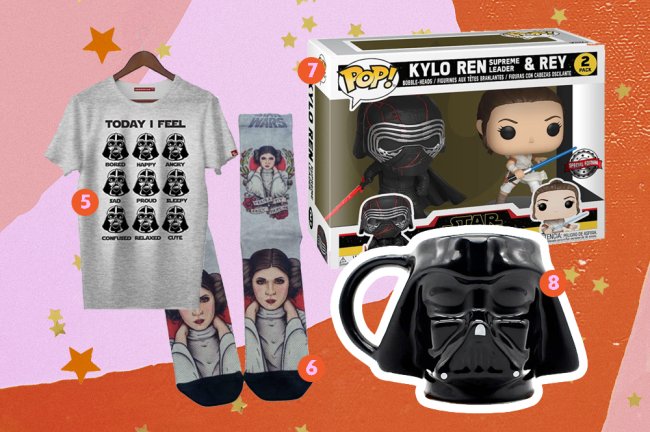 Star Wars Day: mimos para quem é fã da saga comprar e celebrar Produtos da saga Star Wars. Na imagem, vemos uma camiseta cinza do Darth Vader, uma meia tambpem cinza da Princesa Leia, uma caneca do Darh Vader, no formato do capacete dele, e dois funkos: um do Kylo Ren e outro da Rey