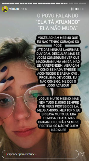 viih-tube-print-story-bbb21 Print de Story mostra close no rosto de Viih Tube, que está de óculos e com uma das mãos na testa. Sua expressão é de tristeza
