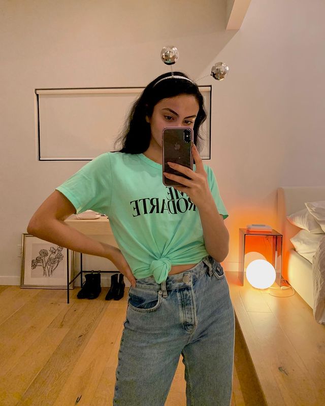 Camila Mendes usando camiseta com nó