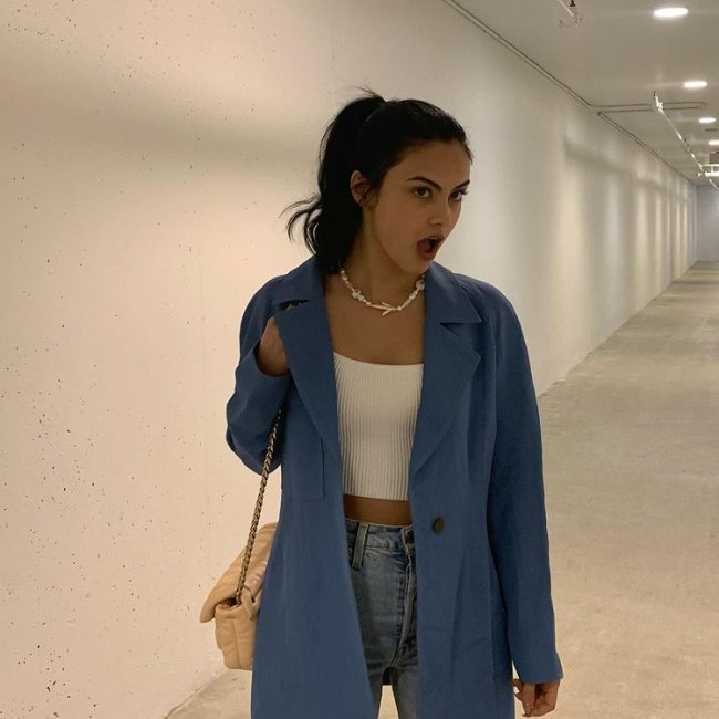 Camila Mendes com blazer colorido e top Camila Mendes com top branco e blazer colorido