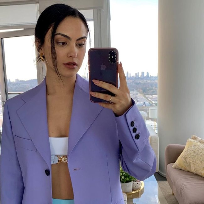 Camila Mendes com blazer colorido Camila Mendes com blazer colorido