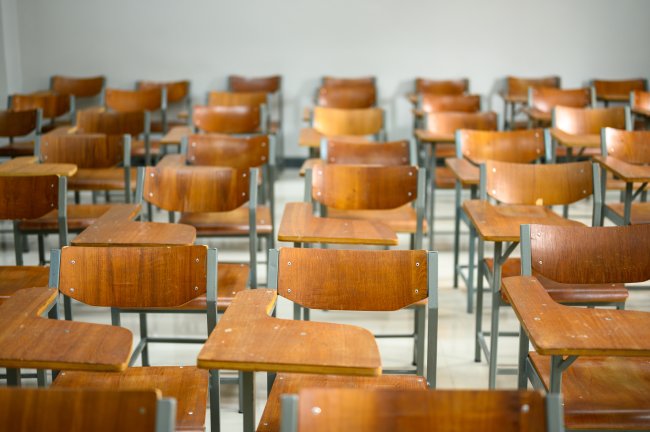 Inscrições para o Enem 2021 estão abertas; exame está marcado para novembro Sala de aula vazia com carteiras de madeira