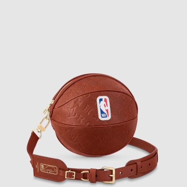 bolsa bola de basquete Louis Vuitton Foto de uma bolsa em formato de bola de basquete da Louis Vuitton em parceria com a NBA