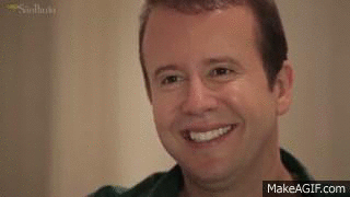 Você sabe quais são as maiores manias de cada signo? Um homem olhando para a câmera e concordando, mas com cara meio de desconfortável. Tipo risos nervosos