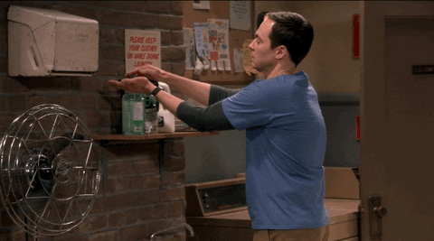 Você sabe quais são as maiores manias de cada signo? Sheldon Cooper, de The Big Bang Theory, passando alcool em gel nas mãos