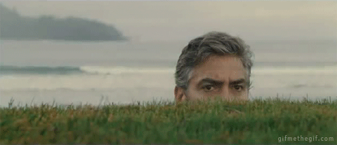 Você sabe quais são as maiores manias de cada signo? George Clooney durante filme, se escondendo atrás de uma moita enquanto vigia uma pessoa