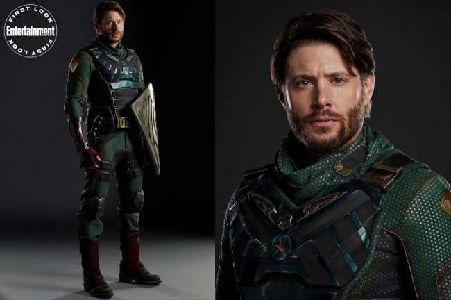 Adeus, Dean! Veja fotos de Jensen Ackles como o Soldier Boy de “The Boys” Imagens de divulgação de Jensen Ackles como o Soldier Boy, de The Boys. Ele veste um figurino de super-heróis verde escuro e leva na mão um escudo prata
