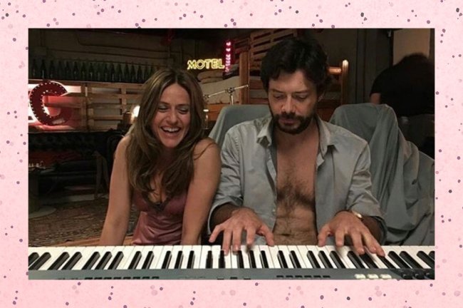 la-casa-de-papel-professor-raquel Profesor tocando teclado enquanto Raquel está ao seu lado rindo em La Casa De Papel