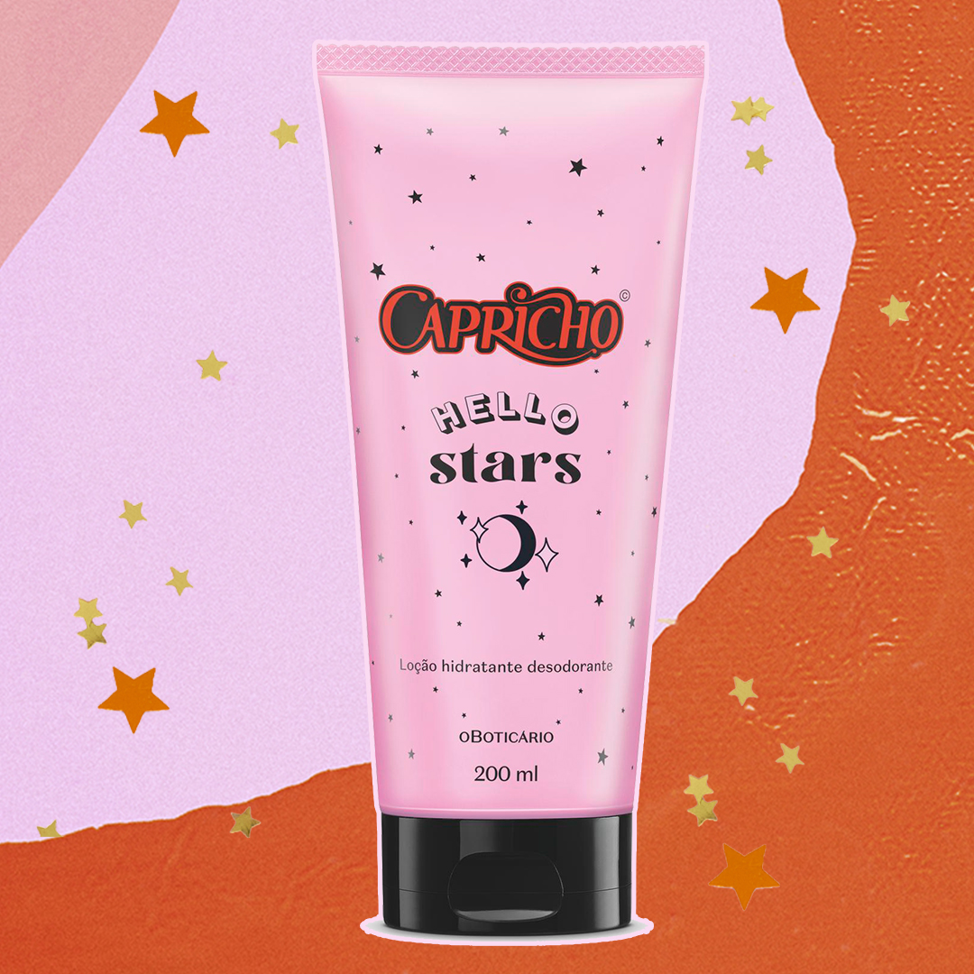 Montagem com um produto da linha Hello Stars da CAPRICHO com o Boticário. Trata-se da loção hidratante, que possui embalagem rosa e preta. O fundo da foto é rosa, laranja e possui algumas estrelas em amarelo e laranja.