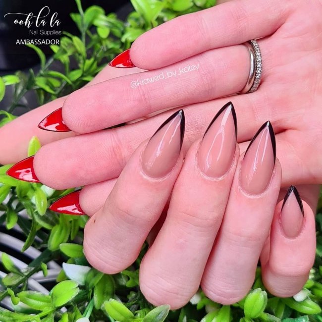nail louboutin Foto com destaque para as mãos, exibindo Unha flipside com francesinha preta e interior vermelho.