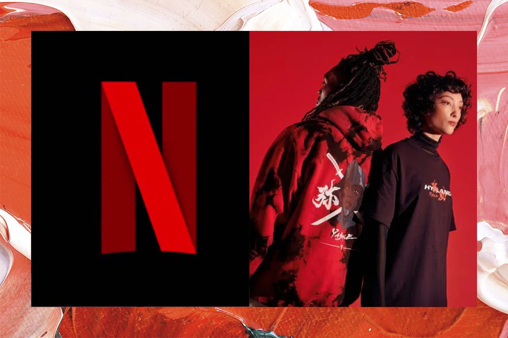 Montagem com a imagem do logo da Netflix na esquerda e na direita um homem de dreads de costa com um moletom vermelho e na frente dele, virada de lado, uma moça de cabelo curto e camisa preta. Eles estão em um fundo vermelho.