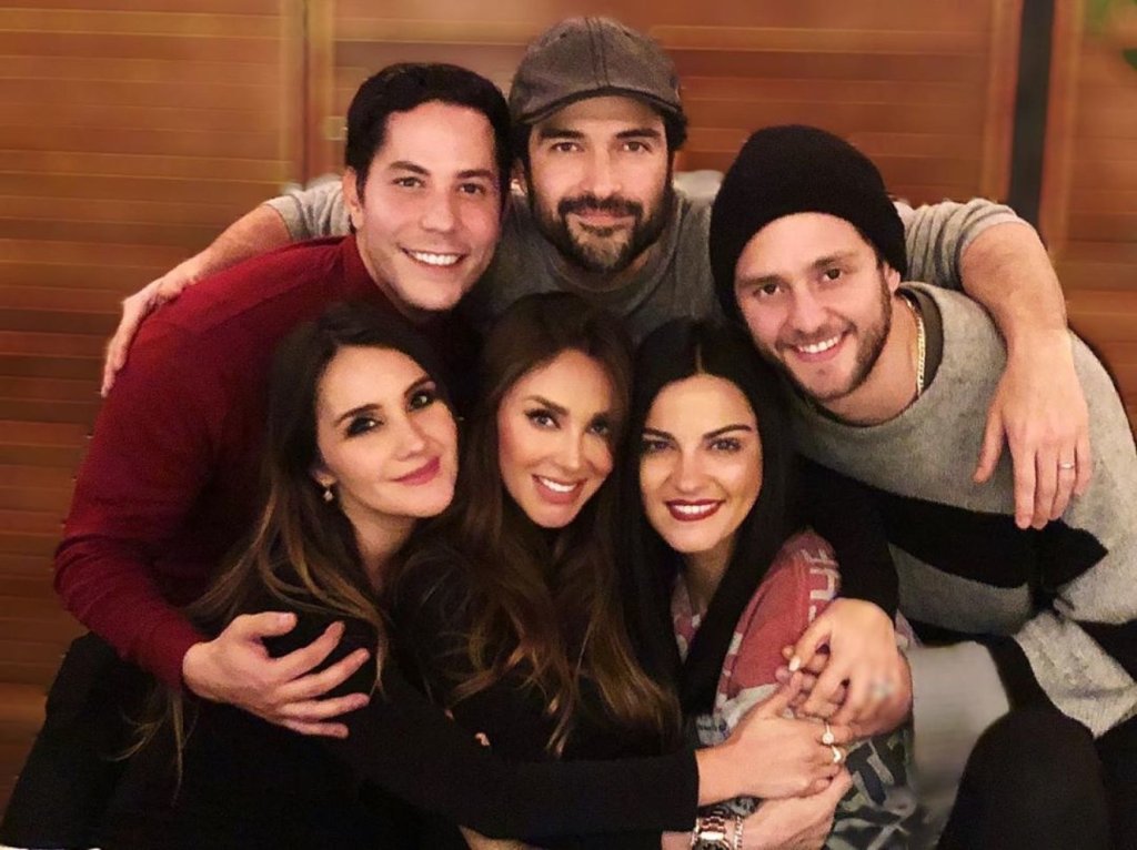 Christian Chávez, Dulce María, Alfonso Herrera, Anahí, Christopher Uckermann, Maite Perroni, do RBD, abraçados olhando para a câmera e sorrindo