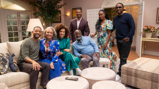 um-maluco-no-pedaço-reunion- Elenco de Um Maluco no Pedaço reunido em uma sala de estar. Ao todo são sete.