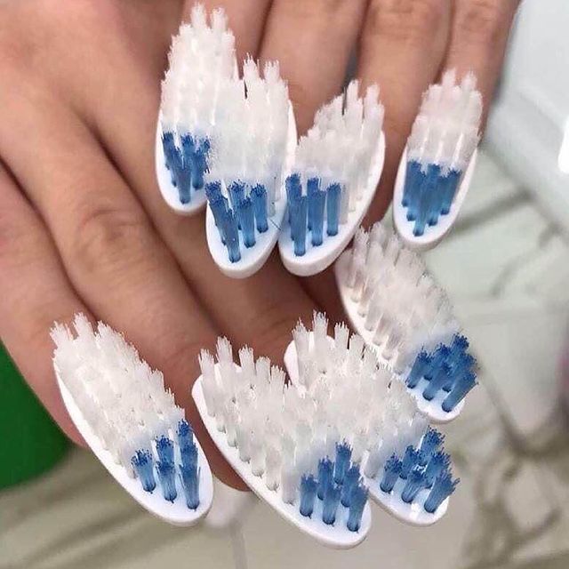 Foto com destaque nas unhas que estão com nail art inspirada em aparelho dentário