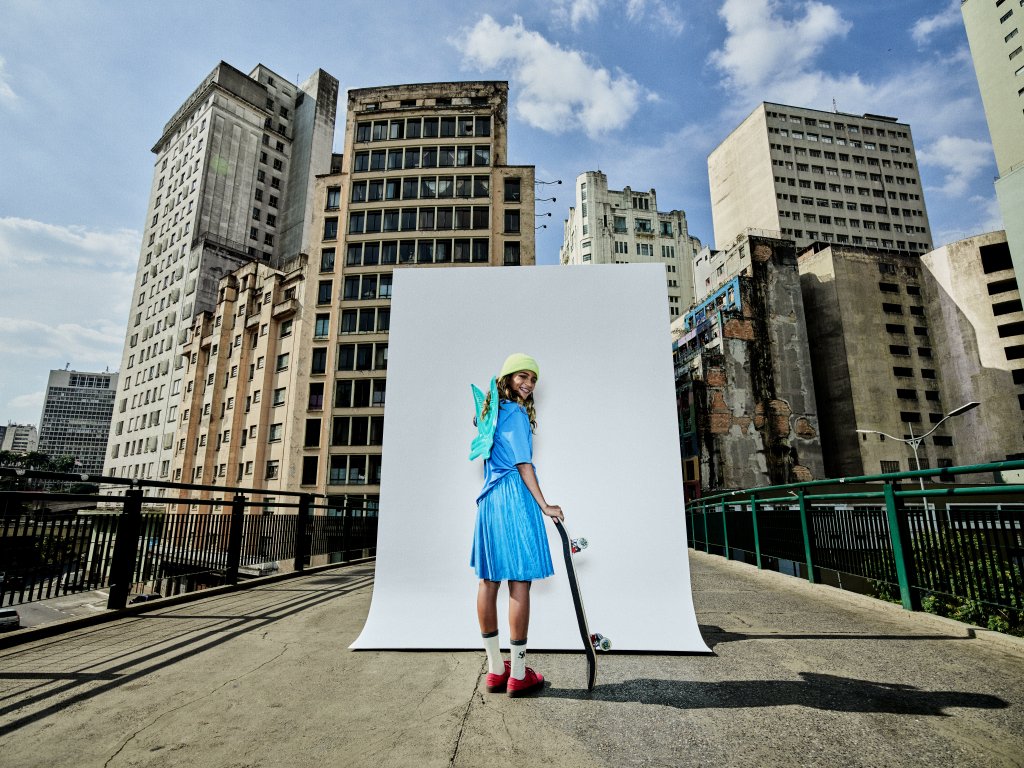 Rayssa Leal, conhecida como Fadinha, com vestido azul, asas, e skate na mão