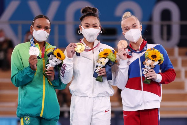 Rebeca Andrade brilha na ginástica e conquista prata pro Brasil em Tóquio Sunisa Lee (ouro), Rebeca Andrade (prata) e Angelina Melnikova (bronze) no pódio olímpico
