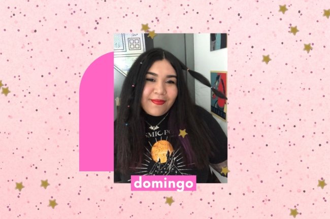 Penteado para o domingo Fundo rosa com bolinhas, com montagem de fotos de uma jovem sorridente, usando camisa preta com detalhes em branco e laranja. Ela faz caras e bocas divertidas nas imagens.