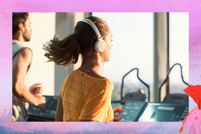 Mulher usando camiseta laranja e headphones corre em esteira. Ao lado, um homem aparece usando regata e correndo em outra esteira