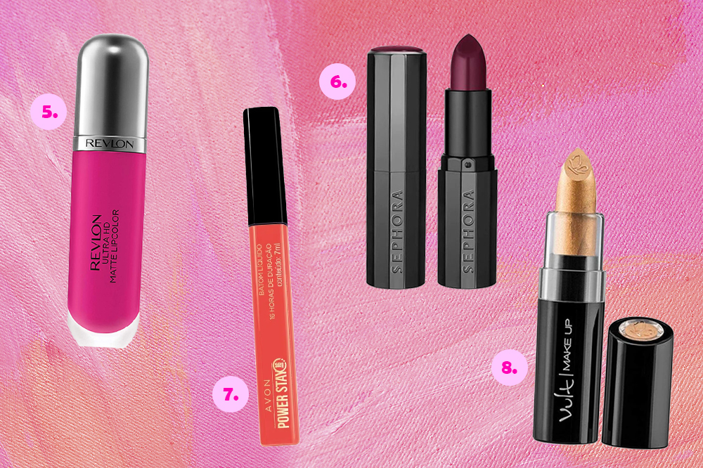 batons-coloridos-02 Montagem com quatro batons diferentes em um fundo rosa. Em cima, tem um rosa e um vinho. Embaixo, um vermelho e um dourado.