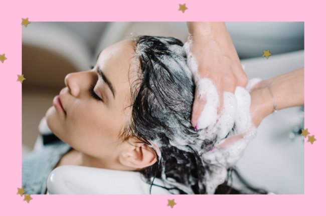 cabelo Pessoa lavando o cabelo de uma jovem. Na imagem vemos as mãos esfregando o cabelo e espuma.