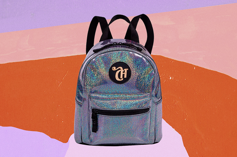 escorpiana-mini-bag-holografica-sestini Mini bag holográfica da CAPRICHO com a Sestini em fundo laranja, rosa e lilás