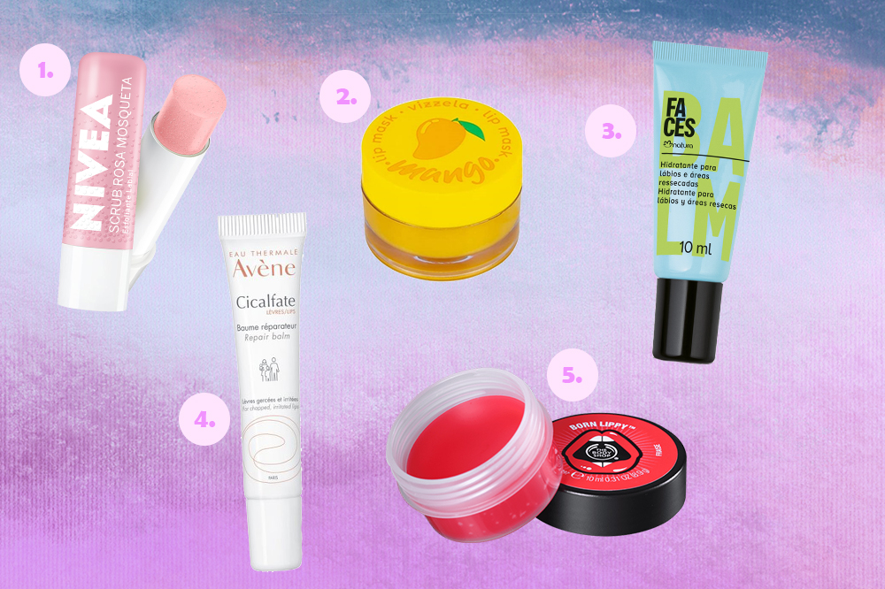 esfoliante-hidratante-labial-01 Montagem com cinco opções de esfoliantes e hidratantes labiais. O fundo é em degradê com tons de lilás, roxo e azul.