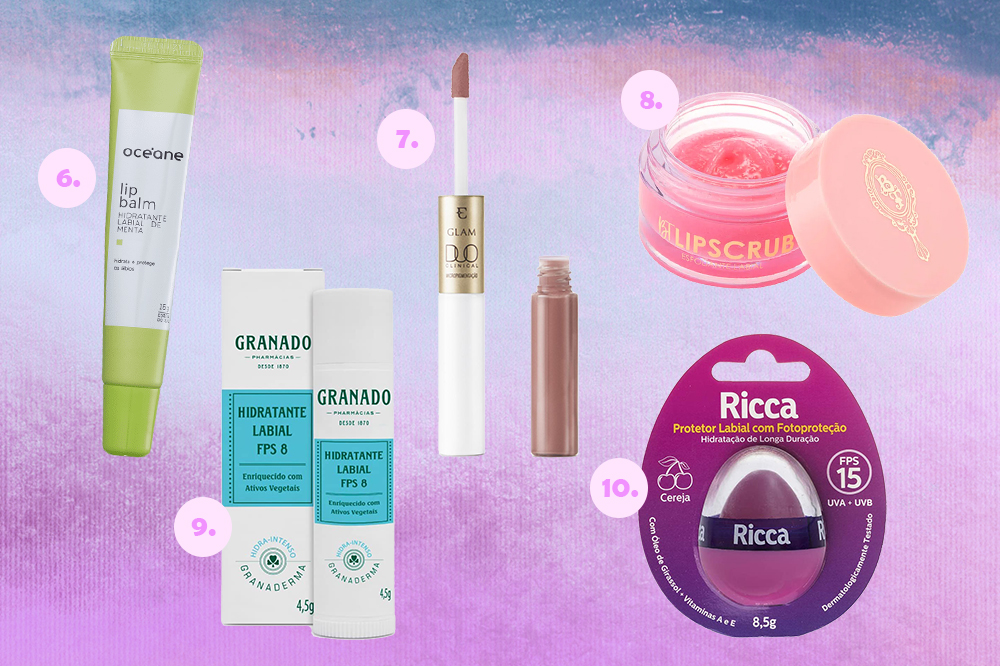 esfoliante-hidratante-labial-02 Montagem com cinco opções de esfoliantes e hidratantes labiais. O fundo é em degradê com tons de lilás, roxo e azul.