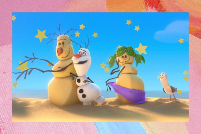 Foto do Olaf, de Frozen, muito feliz abraçando outros bonecos de neve, só que feitos de areia