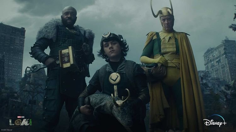 Quatro variantes de Loki; a primeira está segurando um martelo parecido com o de Thor; a segunda é uma criança que segura a terceira variante em formato de jacaré; a quarta é uma variante clássica e mais velha com o primeiro uniforme desenhado para o personagem nas cores amarelo e verde