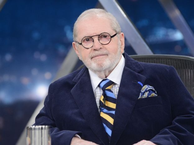 programadojo Jô Soares usa terno e está no cenário de seu programa